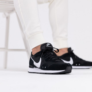 NIKE Venture Runner 