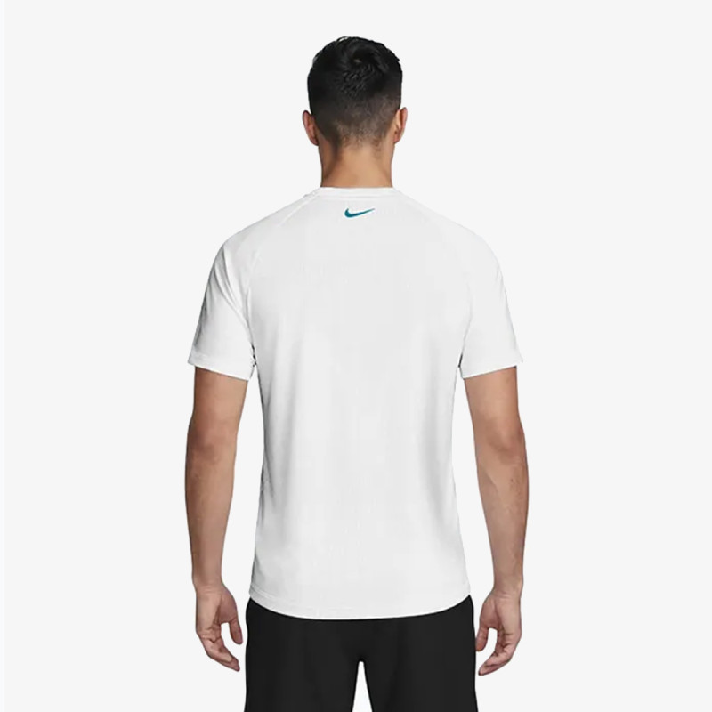 Nike Essential 